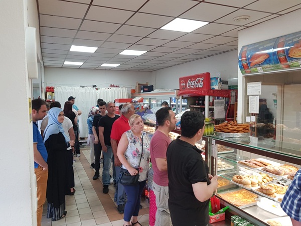 Foto - Viyana'daki gurbetçi Türklerin sıcak pide kuyruğu