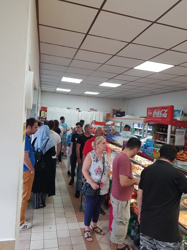 Foto - Viyana'daki gurbetçi Türklerin sıcak pide kuyruğu