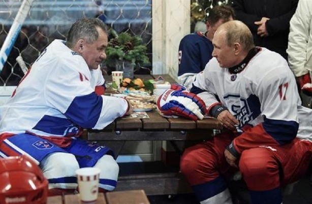 Vladimir Putin Kızıl Meydan’da buz hokeyi oynadı