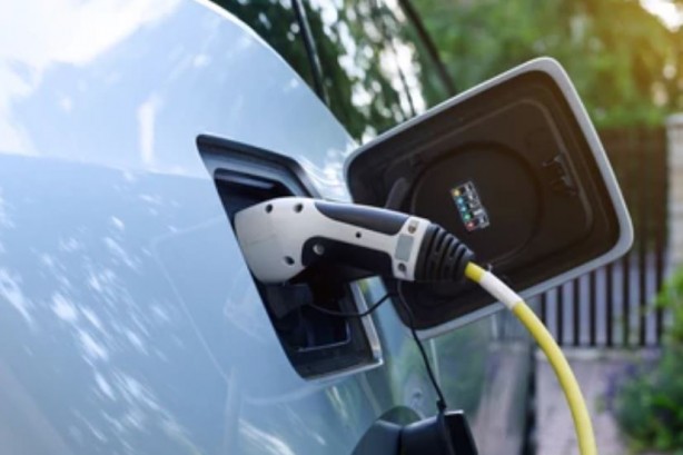 Foto - Voltpost'tan yenilikçi yaklaşım! Sokak lambaları şarj istasyonu oluyor!