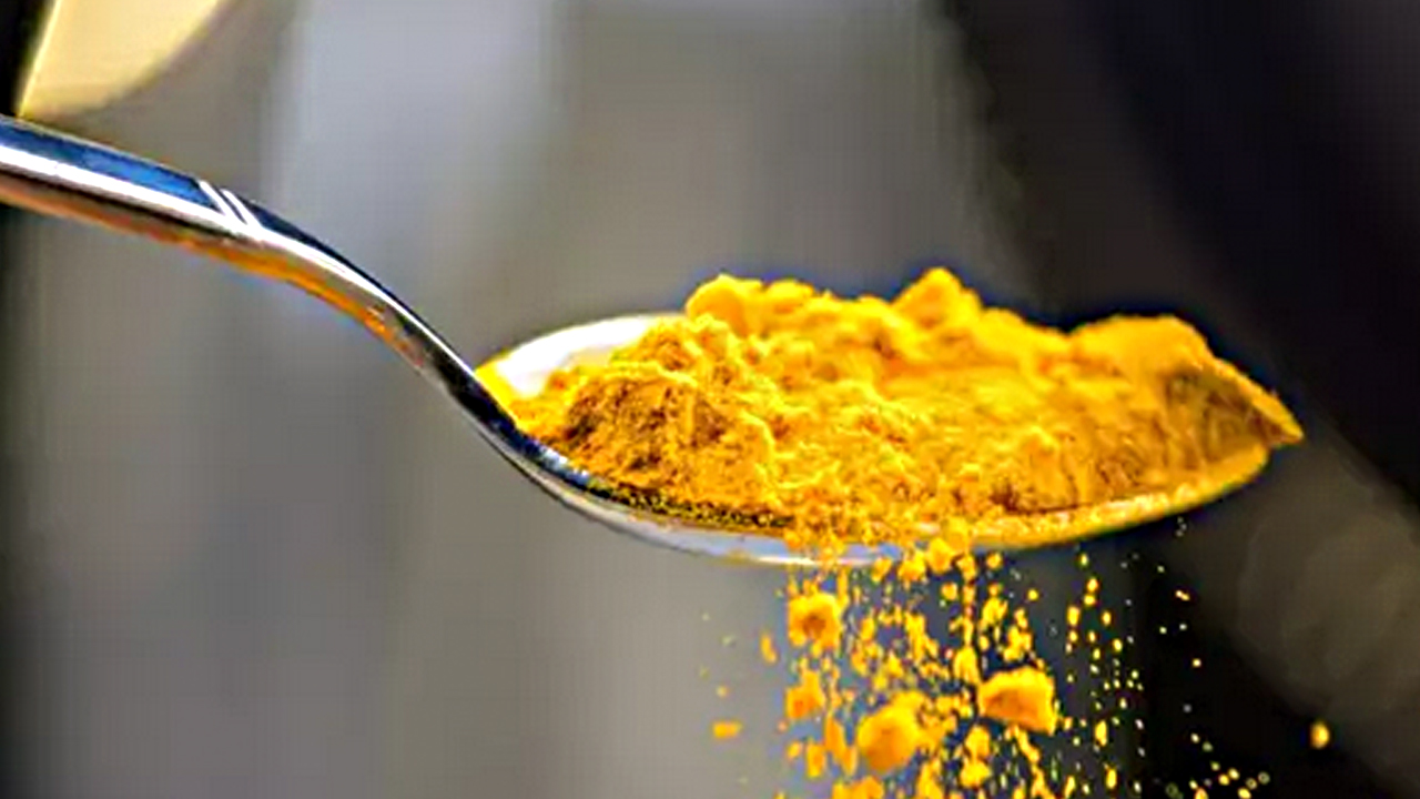 Foto - Vücutta 1 gram ödem bırakmıyor! Ev yoğurduna 1 çay kaşığı eklemek yetiyor.. Tam bir şifa deposu…