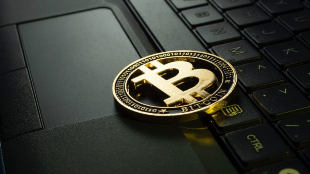 Foto - Warren Buffett Bitcoin'i pul etti