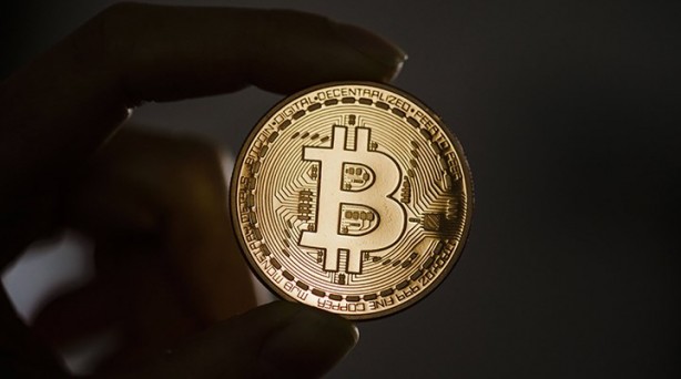 Foto - Warren Buffett Bitcoin'i pul etti
