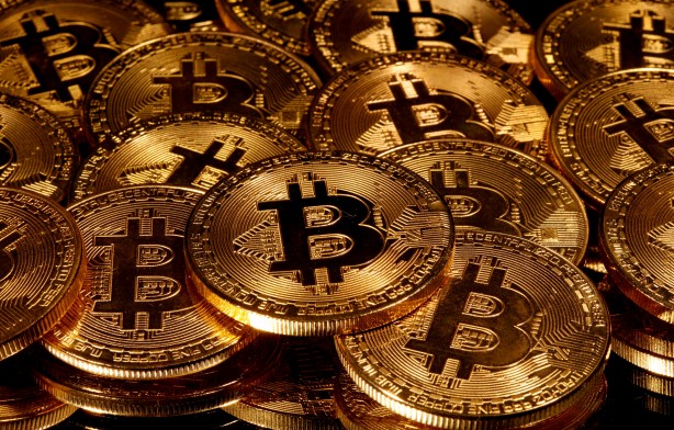 Foto - Warren Buffett Bitcoin'i pul etti