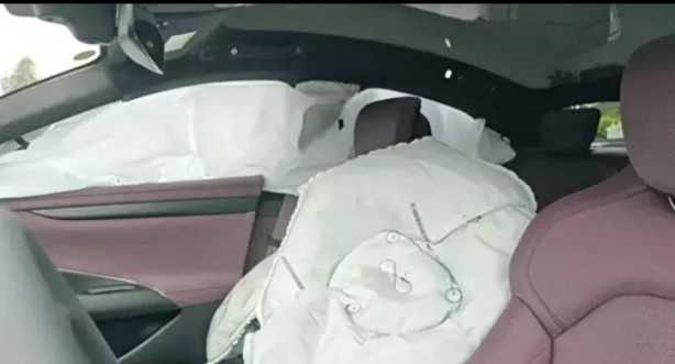 Foto - Xiaomi SU7 Mercedes'le kafa kafaya çarpıştı! Xiaomi'nin elektrikli otomobili ilk kazasını yaptı!