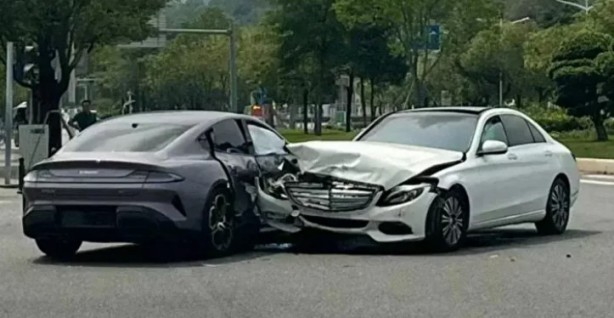 Foto - Xiaomi SU7 Mercedes'le kafa kafaya çarpıştı! Xiaomi'nin elektrikli otomobili ilk kazasını yaptı!