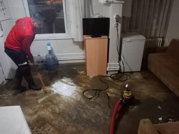 Foto - Yağış bir anda geldi, 34 evi su bastı