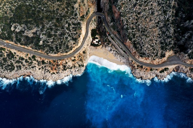 Yağışın etkisiyle Kaputaş Plajı'nda denizin rengi değişti