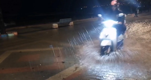 Yağışlar başladı, yollar göle döndü