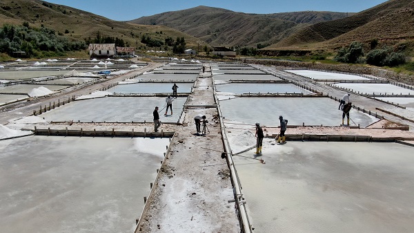 Foto - Yağışlar tuz hasadını etkiledi