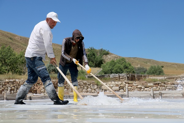 Foto - Yağışlar tuz hasadını etkiledi