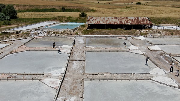 Foto - Yağışlar tuz hasadını etkiledi