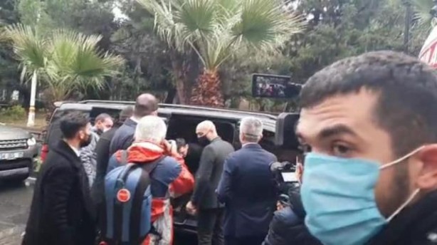 Foto - Yağmur altında beklediler! Mesut Özil'e büyük vefa