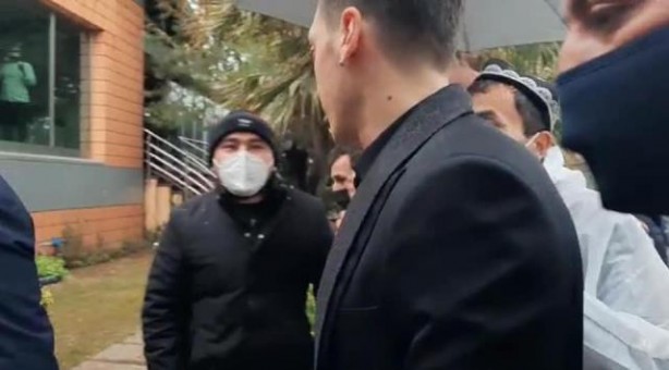 Foto - Yağmur altında beklediler! Mesut Özil'e büyük vefa