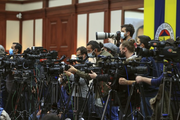 Foto - Yağmur altında beklediler! Mesut Özil'e büyük vefa