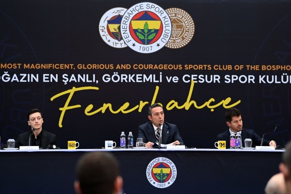 Yağmur altında beklediler! Mesut Özil'e büyük vefa