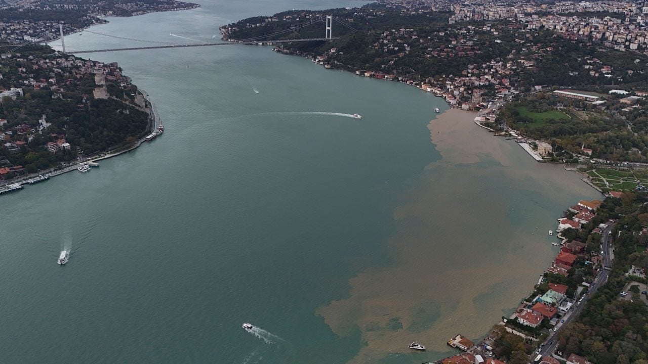 Yağmur sonrası İstanbul: Boğaz çamura bulandı!