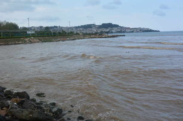 Foto - Yağmur yağınca denizin rengi değişti