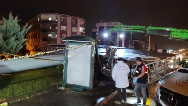 Foto - Yağmurdan korunmak için sığındığı tabela ölümüne neden oldu