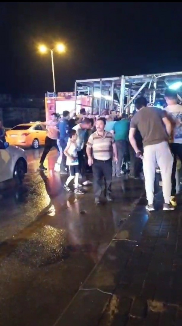 Foto - Yağmurdan korunmak için sığındığı tabela ölümüne neden oldu