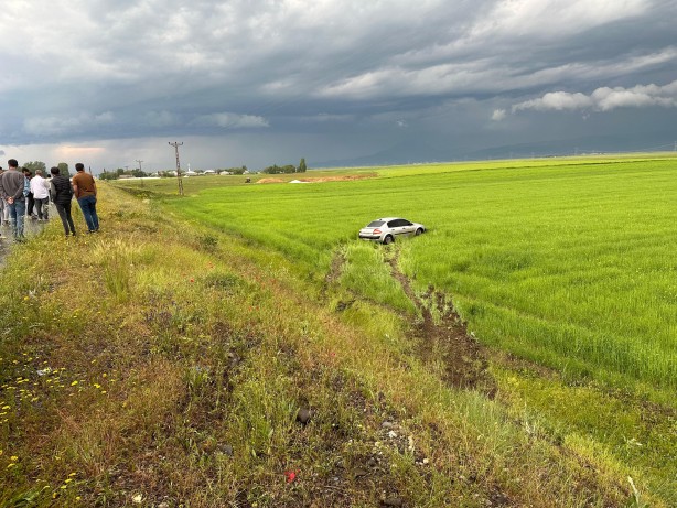 Foto - Yağmurlu havada kontrolden çıkan araç kaza yaptı: 1 yaralı
