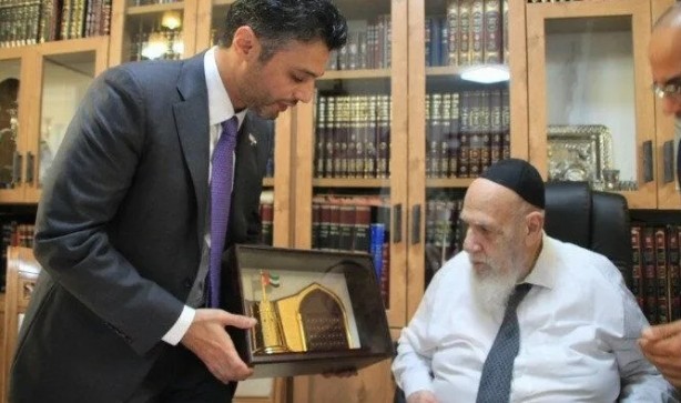 Foto - Yahudi din adamının önünde diz çöktü, terörist İsrail'e övgüler dizdi!