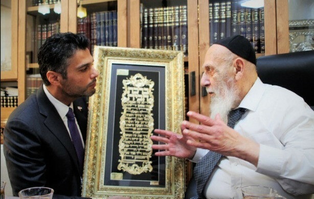 Foto - Yahudi din adamının önünde diz çöktü, terörist İsrail'e övgüler dizdi!