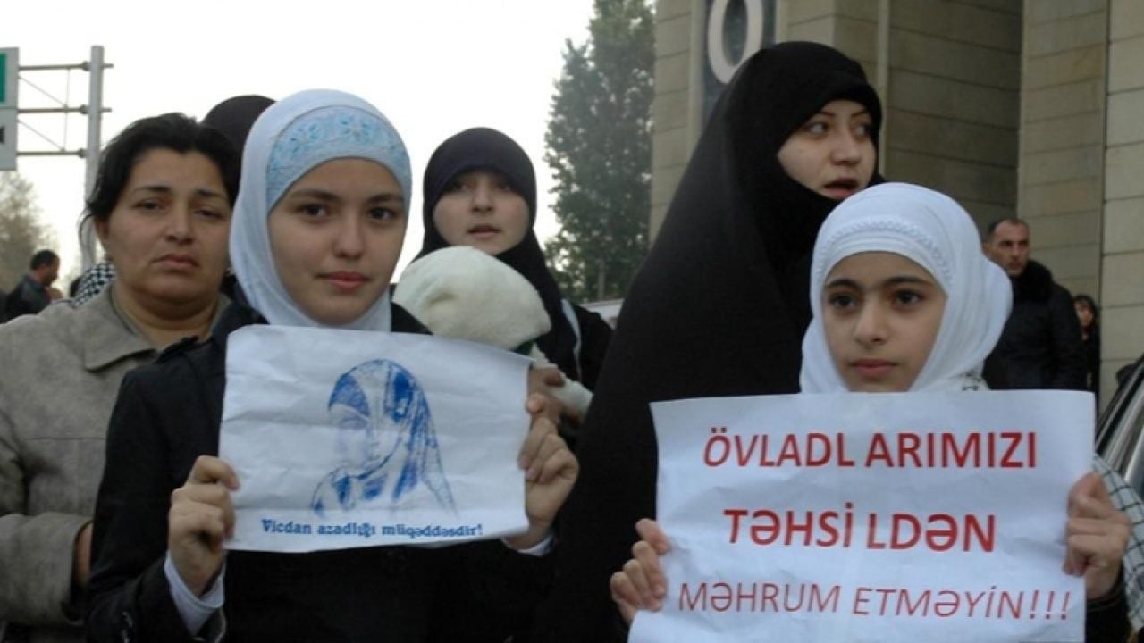 Foto - Yahudi kipası serbest başörtüsü yasak! Azerbaycan'da neler oluyor?