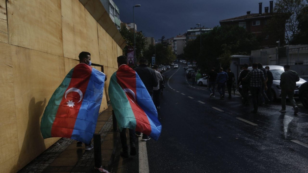 Foto - Yahudi kipası serbest başörtüsü yasak! Azerbaycan'da neler oluyor?