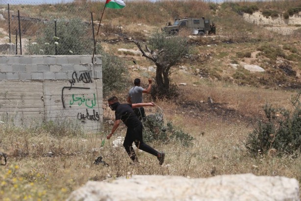 Foto - Yahudi yerleşimcilerden okula taşlı saldırı! İsrail güçleri, Filistinlilere müdahale etti