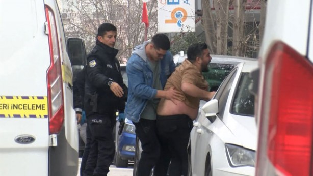 Foto - Yakınları sinir krizi geçirdi! Lüks otomobilde çok feci olay