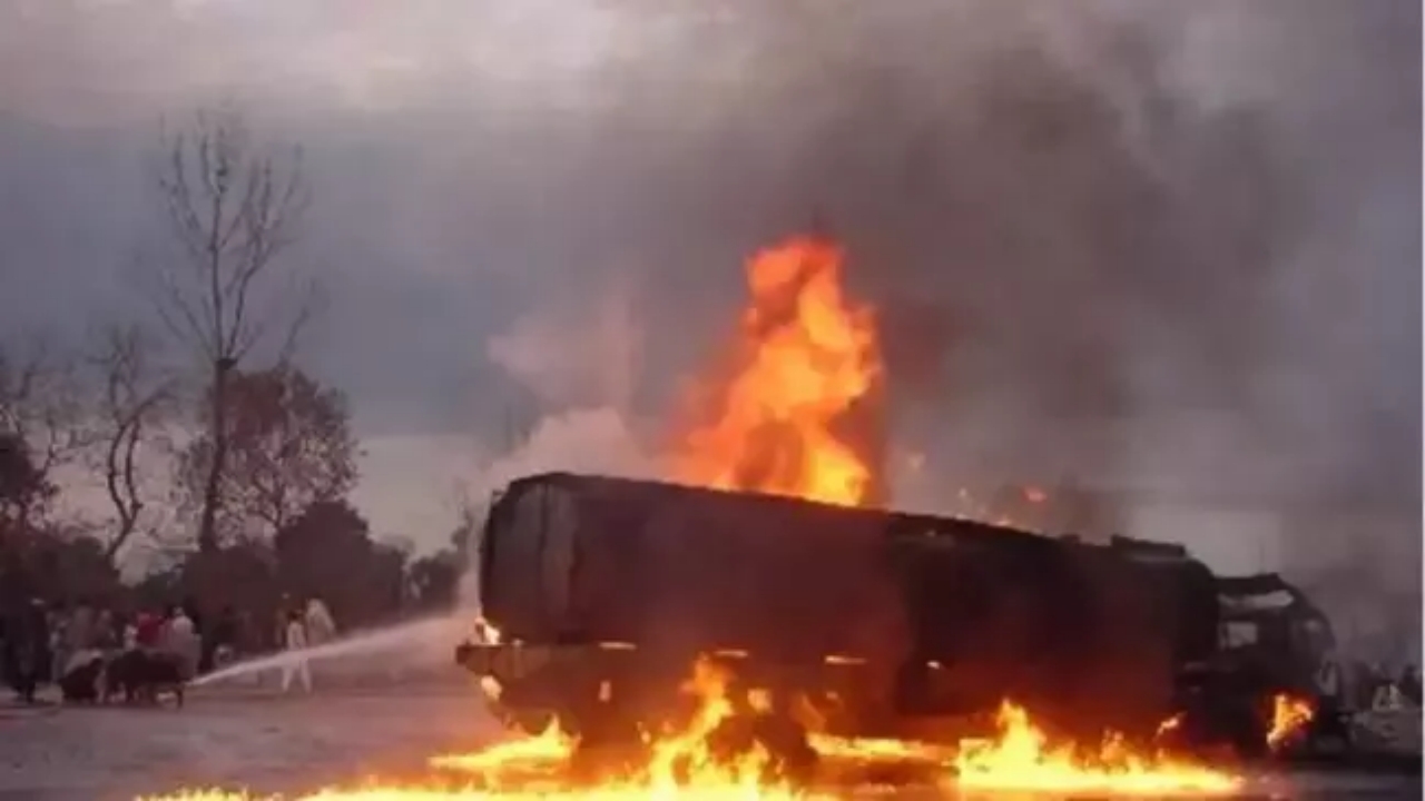 Foto - Yakıt tankeri bomba gibi patladı! Görüntüler çok fena! 19 ölü var