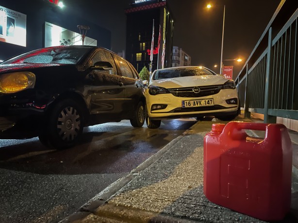 Yakıtı biten aracın sürücüsüne yardım eden kişiye otomobil çarptı