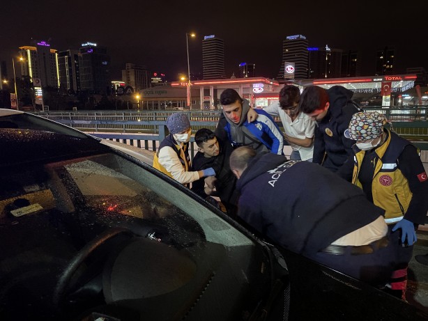 Foto - Yakıtı biten aracın sürücüsüne yardım eden kişiye otomobil çarptı