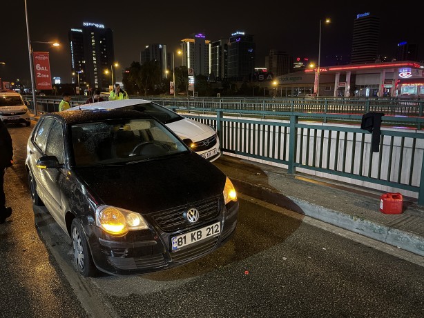 Foto - Yakıtı biten aracın sürücüsüne yardım eden kişiye otomobil çarptı