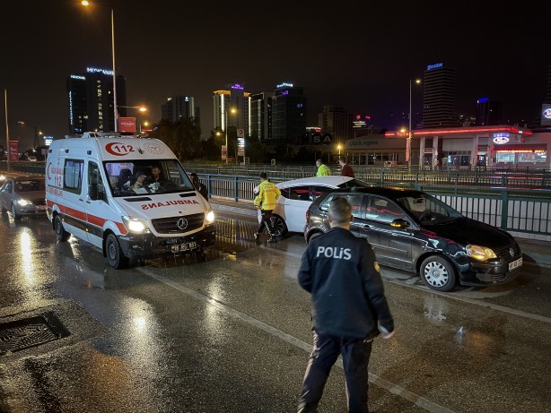 Foto - Yakıtı biten aracın sürücüsüne yardım eden kişiye otomobil çarptı