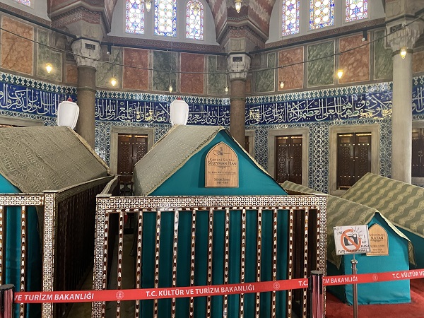 Foto - Yalnızca İstanbul'da bulunuyor! Hac kurası bekleyenler önce o türbeye gidiyor