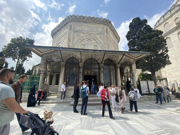 Foto - Yalnızca İstanbul'da bulunuyor! Hac kurası bekleyenler önce o türbeye gidiyor