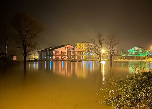 Yalova'da sokakları ve evleri su bastı