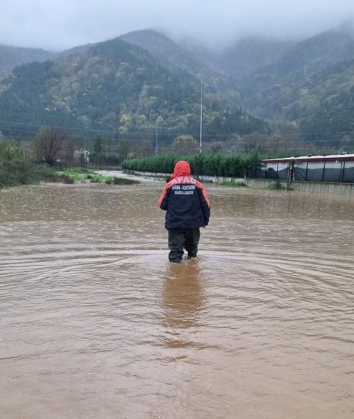 Foto - Yalova'da sokakları ve evleri su bastı