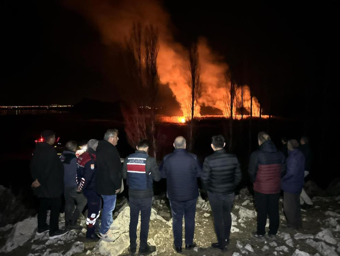 Foto - Yamadı Gölü yanıyor