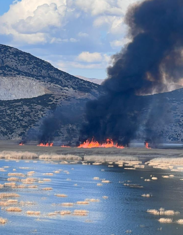 Foto - Yamadı Gölü yanıyor