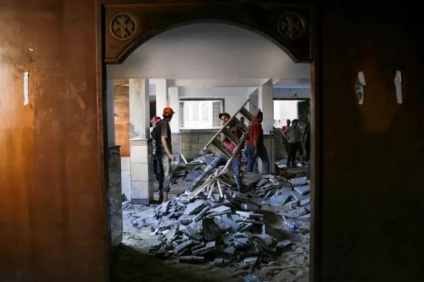 Foto - Yanan kiliseden 6 kişiyi kurtardı! Müslüman genci kahraman ilan ettiler