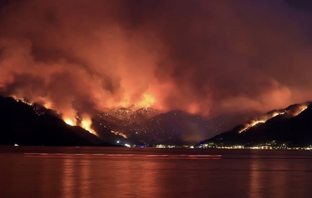 Foto - Yanan ormanlardaki otellere bakın otellere