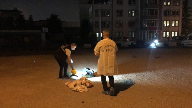 Foto - Yanan otomobili bırakıp kaçtı: Aracın üzerindeki piknik tüpü dikkat çekti