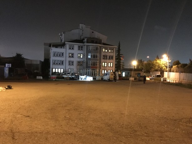 Foto - Yanan otomobili bırakıp kaçtı: Aracın üzerindeki piknik tüpü dikkat çekti