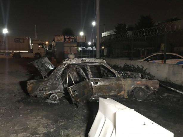 Foto - Yanan otomobili bırakıp kaçtı: Aracın üzerindeki piknik tüpü dikkat çekti