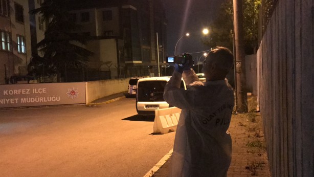 Foto - Yanan otomobili bırakıp kaçtı: Aracın üzerindeki piknik tüpü dikkat çekti