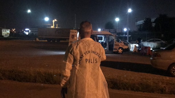 Foto - Yanan otomobili bırakıp kaçtı: Aracın üzerindeki piknik tüpü dikkat çekti