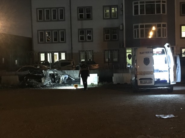 Foto - Yanan otomobili bırakıp kaçtı: Aracın üzerindeki piknik tüpü dikkat çekti